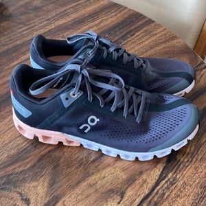 On cloud cloud flow size 7.5 women’s shoes